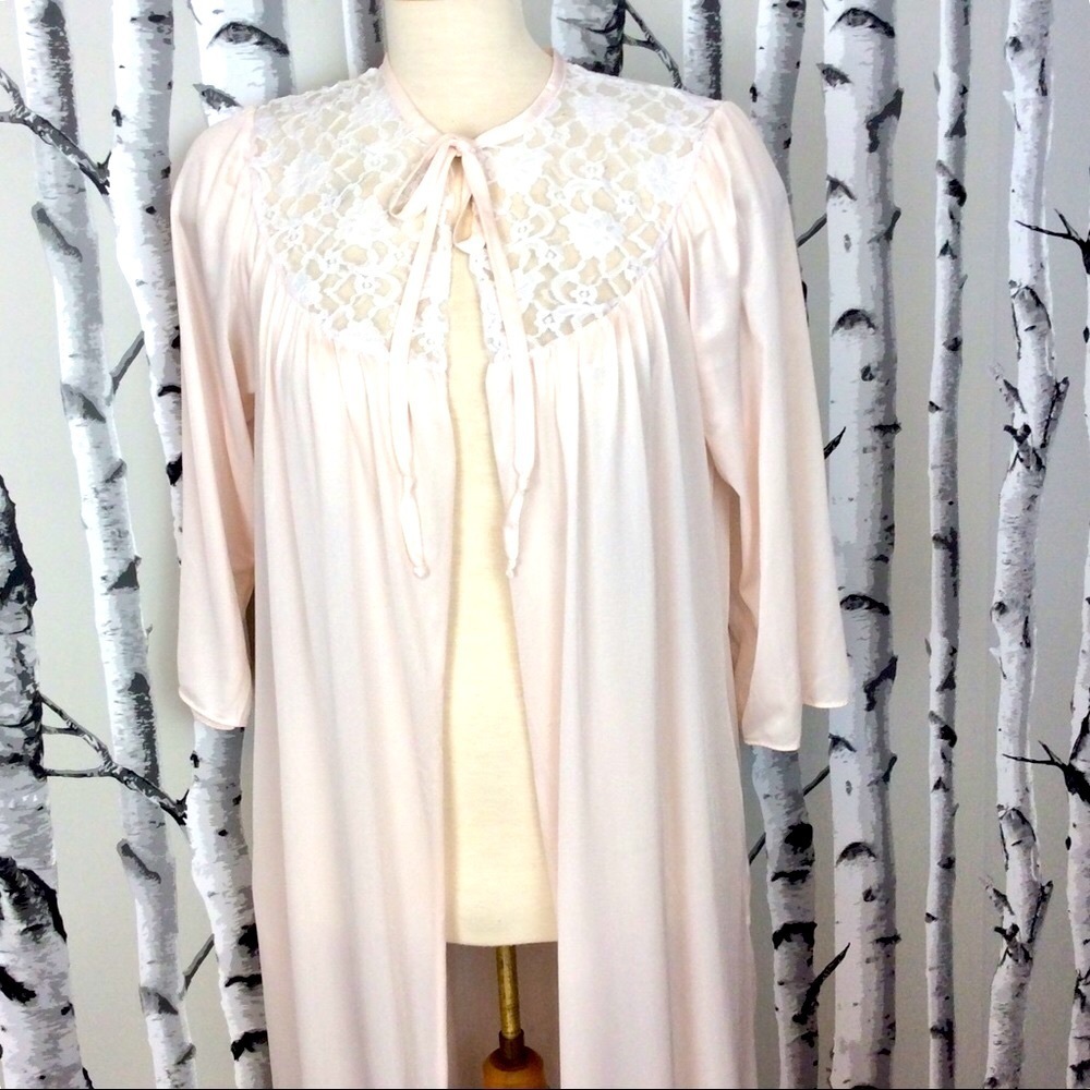 Vintage blush pink housecoat lace tie front.